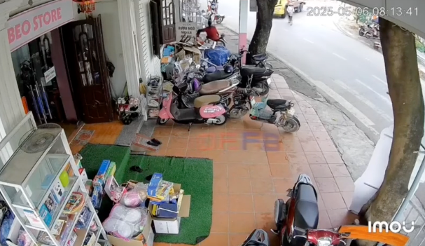 A truck knocks down a cyclist and crushes both her legs