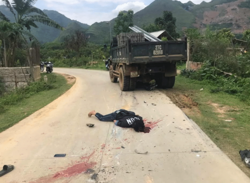 Aftermath of a crash between a truck and a motorbike: 1 dead 4