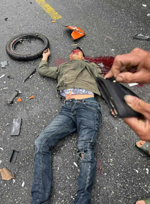 A motorbike drives in the opposite lane and hits a car: 1 dead - 2