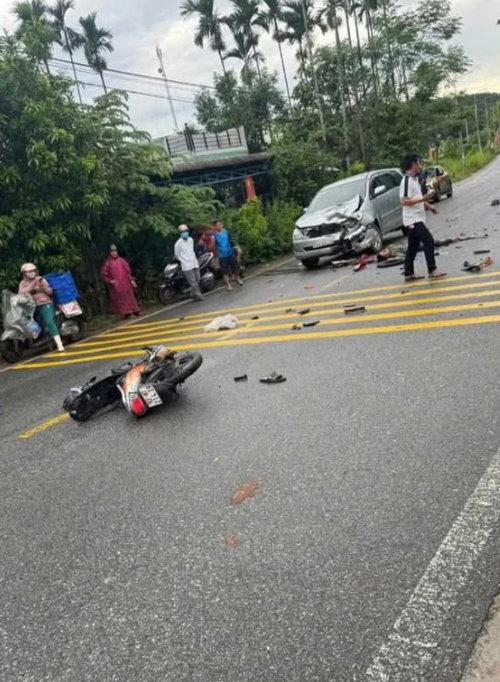 A motorbike drives in the opposite lane and hits a car: 1 dead - 3