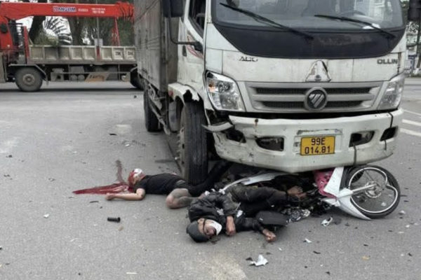 Scooter meets trucks in Bac Ninh