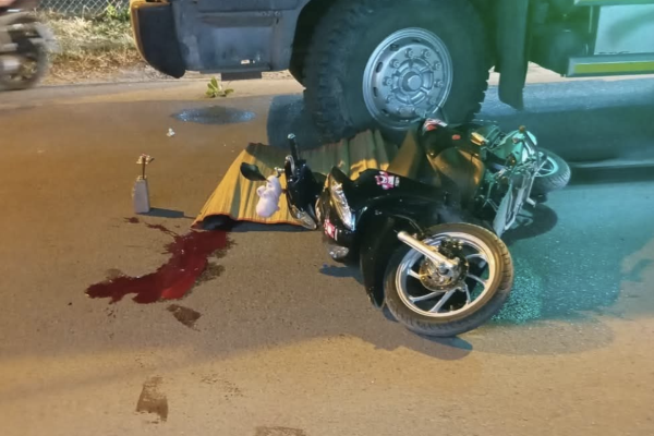 He falls while overtaking like crazy and then gets crushed by a truck