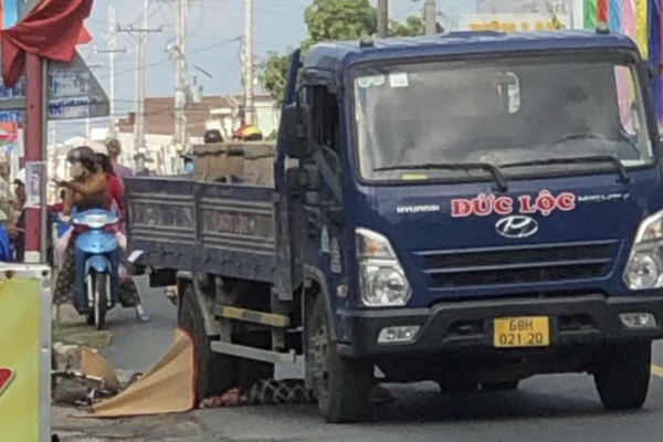 Truck crushes cyclist while avoiding car