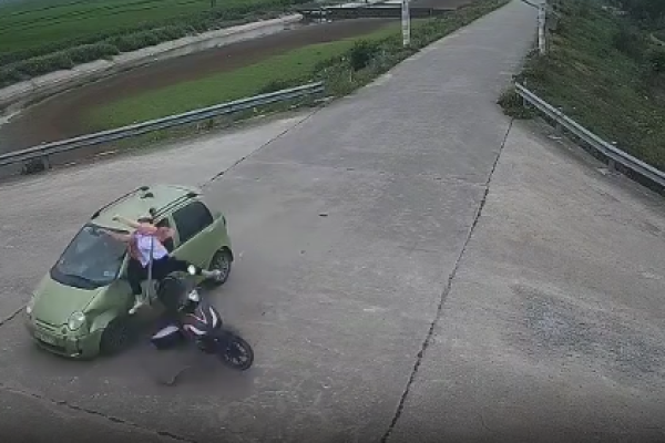 She forgot to give way to the right and was hit by a car