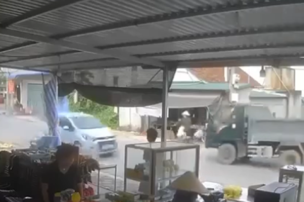 A bicycle with a two-year-old child falls exactly as a truck passes by