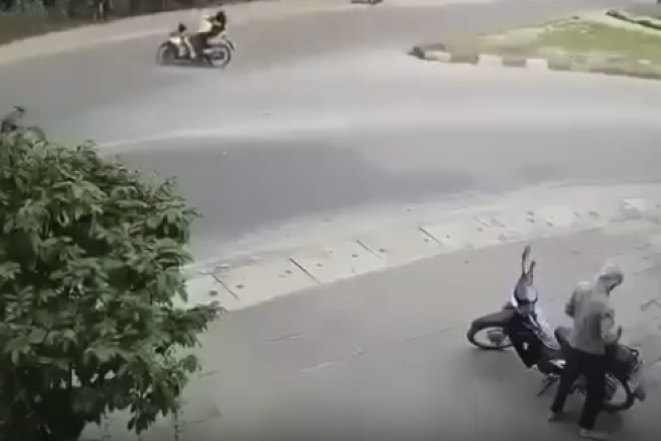 A woman loses his wife because he crosses an intersection without checking