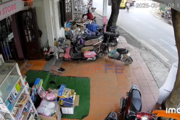 A truck knocks down a cyclist and crushes both her legs