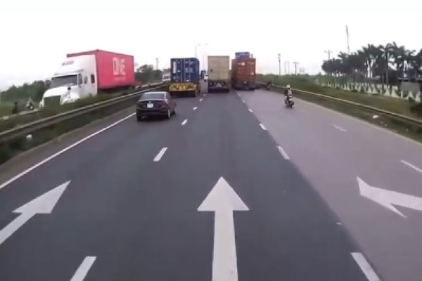 A truck drive on the motorbike line: 1 woman crushed