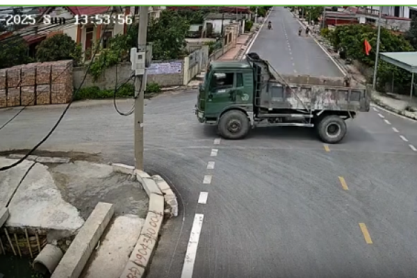 Speeding mortobike hits and gets crushed by a truck