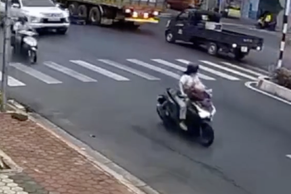 The best way to get run over: turn and cut off a truck