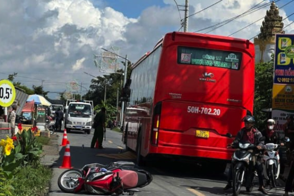 Crushed by a bus after losing control of her motorbike