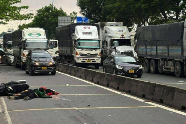 Aftermath of a pile-up with 3 cars and 2 motorbikes: 2 dead