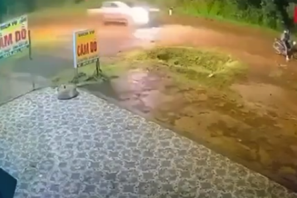 A motorbike parked very safely is hit from behind: 1 dead