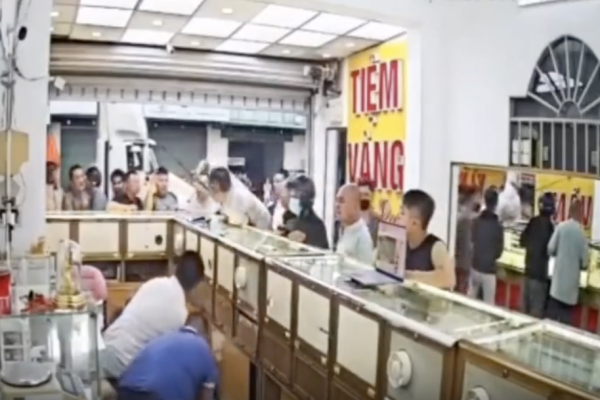 Jewelry store robbery goes wrong