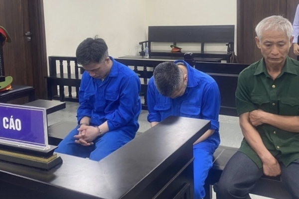 After a collision in Hanoi that killed a mom and three children, two truck drivers were imprisoned.