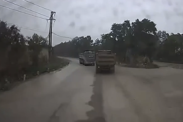 Head-on collision between two trucks