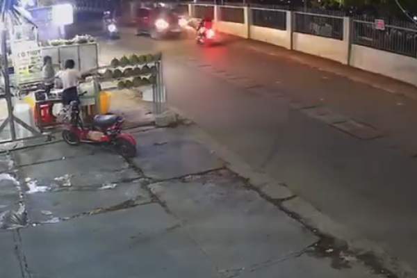 Crazy car crashes into motorbikes