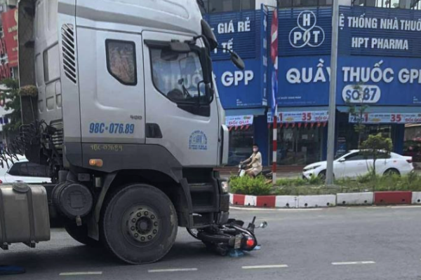 aftermath of an accident between a motorbike and a truck