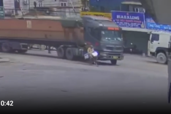 1 motorbike versus 1 truck