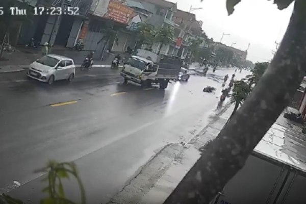 A truck attempts a dangerous overtaking attempt and hits a motorbike going the other way