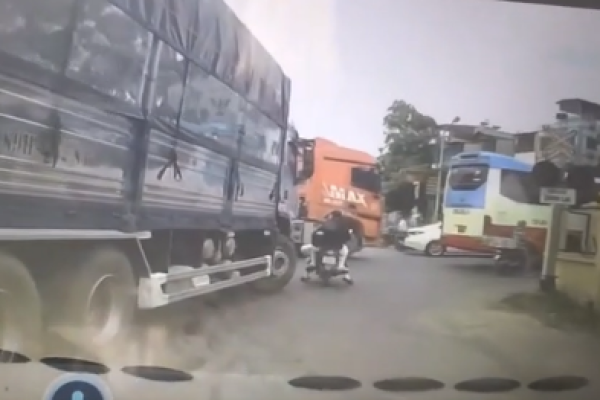 A motorbike crosses into a truck's blind spot: 1 dead