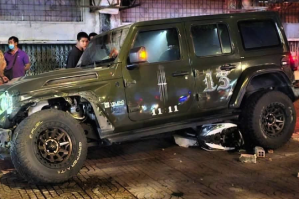 Crazy car plows into motorbikes in Ho Chi Minh City: 2 dead and several seriously injured