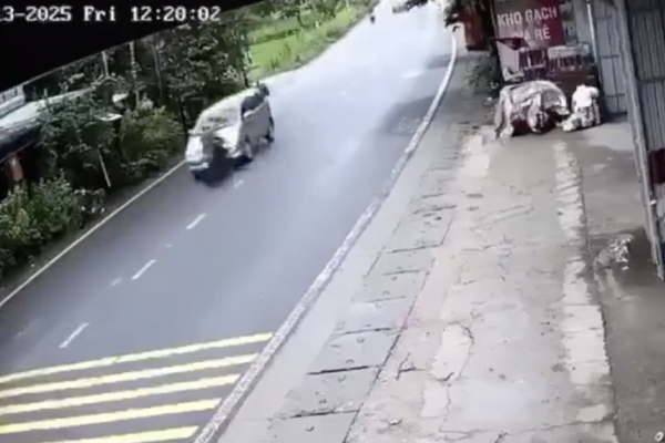A motorbike drives in the opposite lane and hits a car: 1 dead