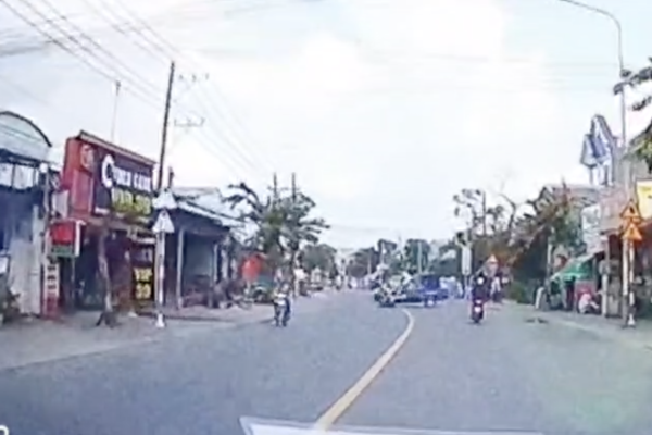 Motorbike speeding, a car turning around: 1 dead